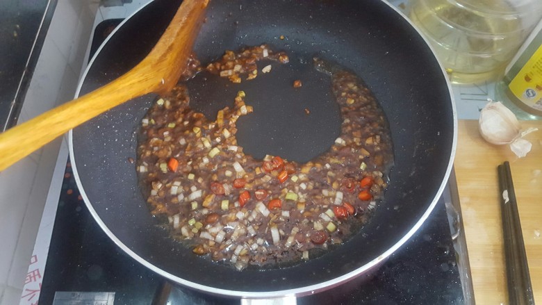 风味煎茄子,搅拌均匀后放入葱花,再次搅拌