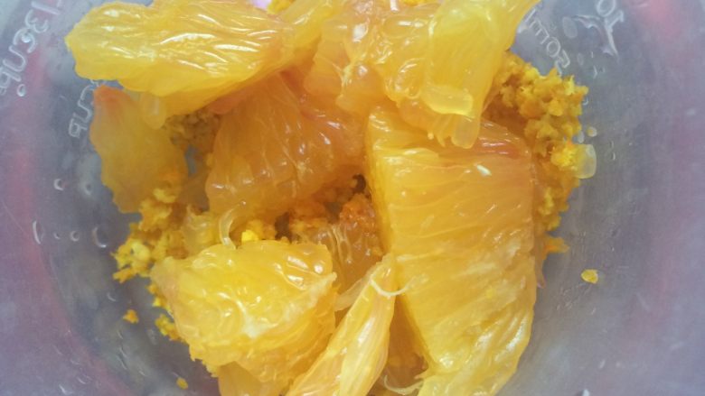 香橙蛋糕,橙子去皮、筋膜,只取果肉部分。