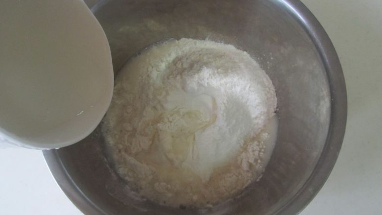 韭菜三鲜饺子,饺子<a style='color:red;display:inline-block;' href='/shicai/ 519'>面粉</a>放入面中, 加入适量的水;