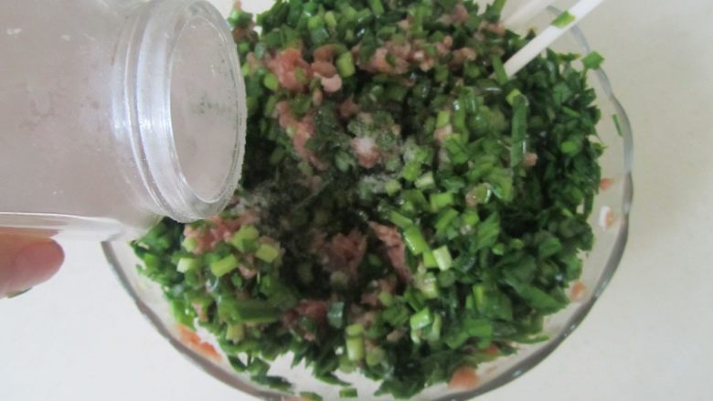 韭菜三鲜饺子,再加入少许盐和胡椒粉调味;