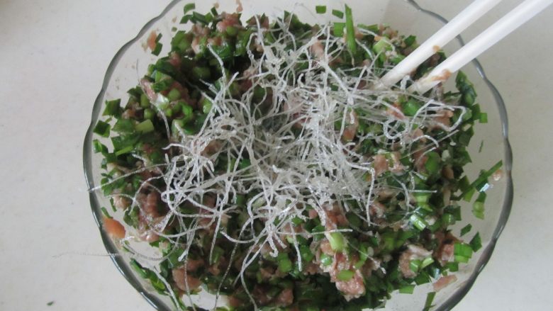 韭菜三鲜饺子,再放入炸好的粉丝放入馅料中拌均匀;