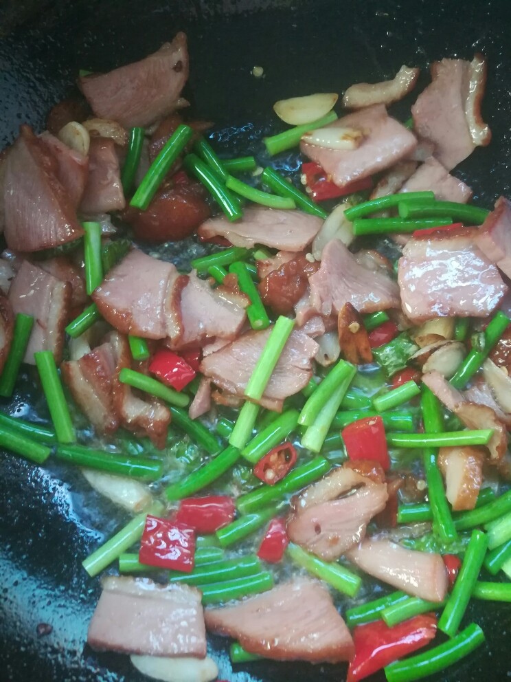 蒜苗炒卤鸭胸,所有食材一起翻炒,加盐,<a style='color:red;display:inline-block;' href='/shicai/ 788'>生抽</a>炒匀即可。(鸭胸是卤好的,并无太多咸味,一起放盐也不咸)