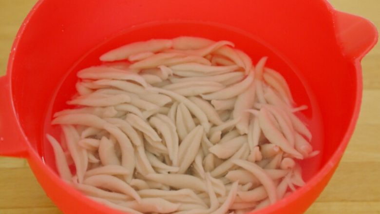 西红柿牛肉炒剪刀面,7.然后将煮好的面鱼捞入冷开水中备用。这样做口感清爽劲道,不粘糊。
