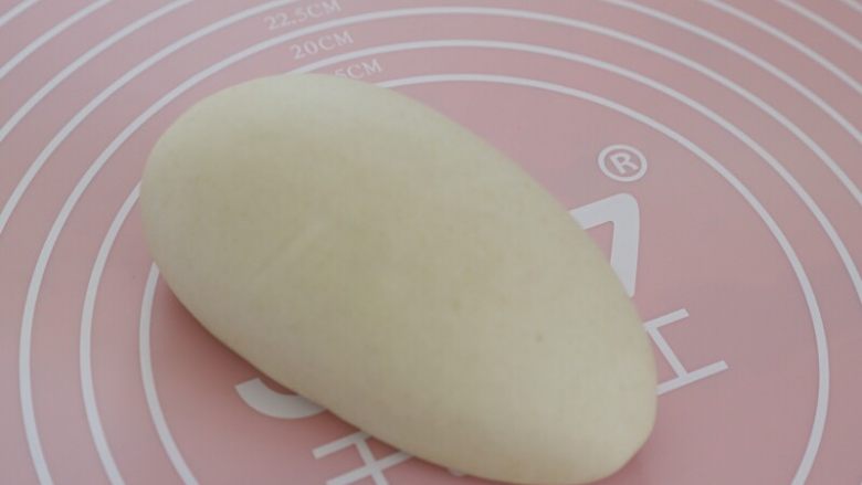 西红柿牛肉炒剪刀面,3.再来揉面1分钟,这会就非常光滑了,到此面就揉好了,接下来再醒1小时 左右,让面更加柔软且富有弹性。