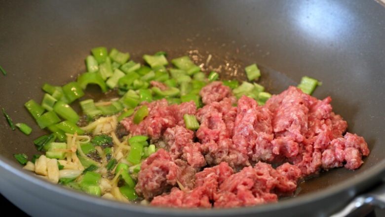 西红柿牛肉炒剪刀面,
8.现在来炒菜。
热锅热油,将青椒、葱、姜、蒜和<a style='color:red;display:inline-block;' href='/shicai/ 39966'>牛肉末</a>下锅炒。