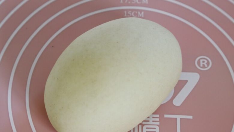 西红柿牛肉炒剪刀面,2.再来揉面1-2分钟,这会比较光了,再静置20分钟。