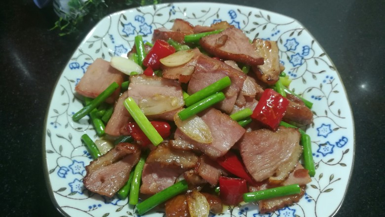 蒜苗炒卤鸭胸,出锅,味道真不错。