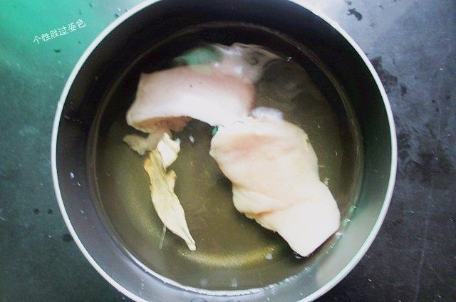 酱香鸡丝,锅里放入鸡胸肉,加适量水,水量以没过鸡胸肉没好。放入料酒、姜片,大火煮开后转小火煮至鸡胸肉熟。