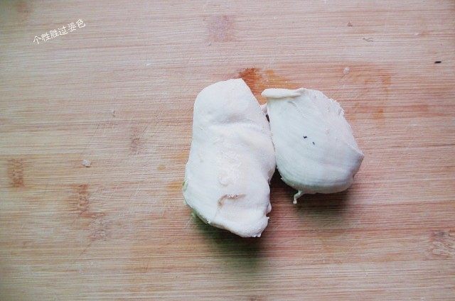 酱香鸡丝,捞出鸡胸马上浸入凉水中至冷,捞出沥干水份。