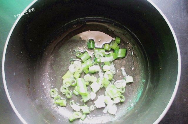 酱香鸡丝,锅内放入少许油,用葱花爆香