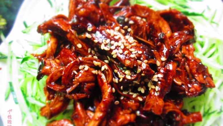 酱香鸡丝,鸡肉嫩滑,黄瓜丝配着酱香,慢慢品尝吧