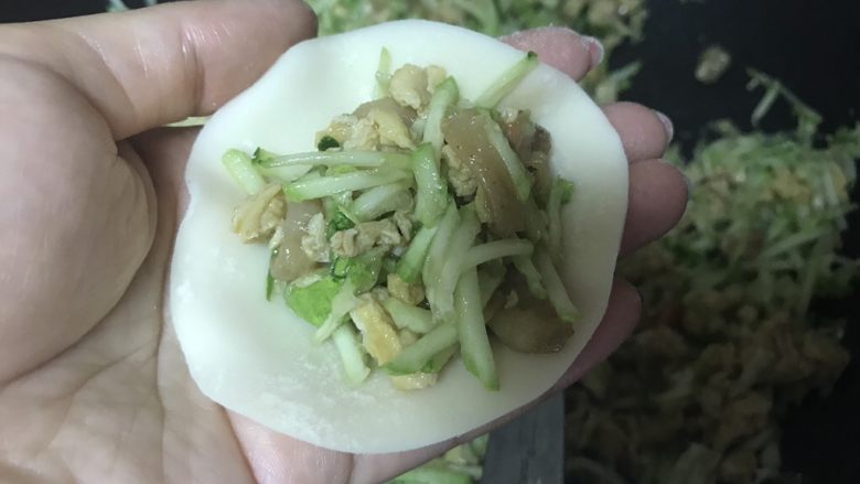 素烧卖,将刚才的面团擀成饺子皮,放入适量的馅料。