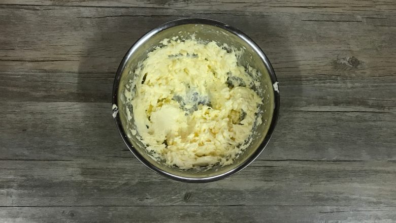 杏仁奶酪饼干,再加入另一半牛奶,打至充分吸收。