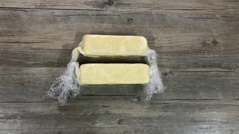 杏仁奶酪饼干,可利用饼干整形模具或直接用保鲜膜整理成方块条状,放入冰箱冷冻2小时。