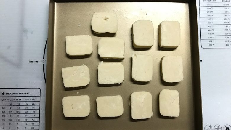 杏仁奶酪饼干,取出,切成1CM左右厚片,放入烤盘。