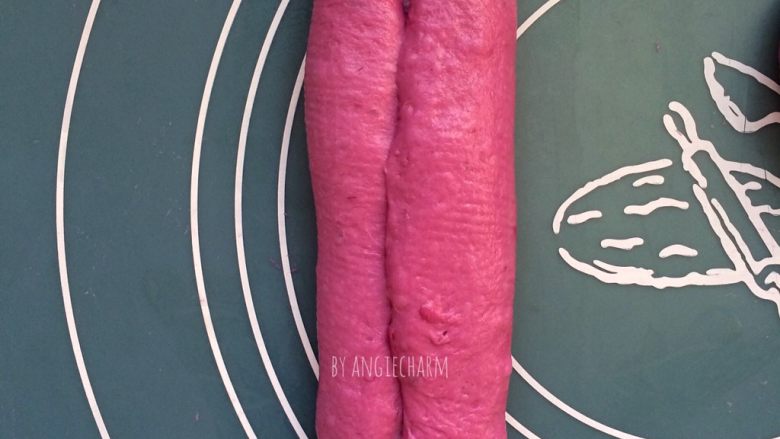 梦幻粉嫩系紫薯芝士面包,左右长边分别往中间1/3处折叠,捏紧收口处。
