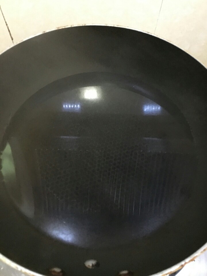 山粉圆子烧肉,将锅中装入600ml左右清水,烧成热开水。