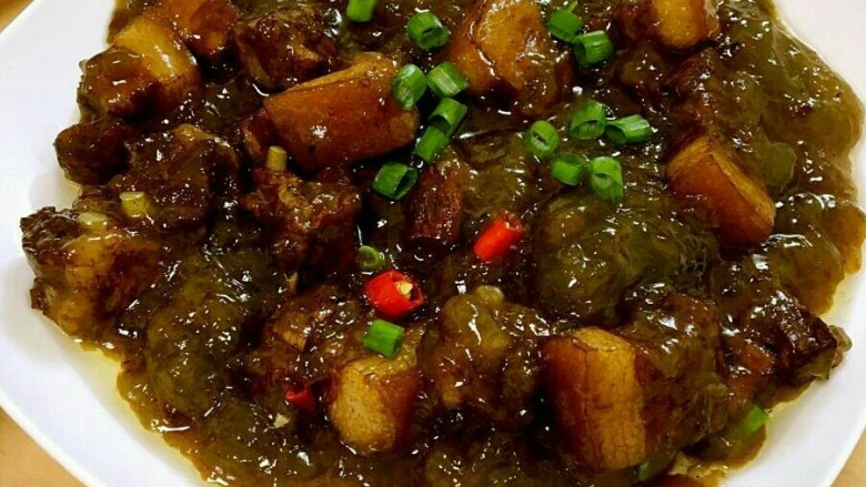 山粉圆子烧肉,最后出锅装盘啦~软糯的山粉圆子配上米粉味道很棒哦~