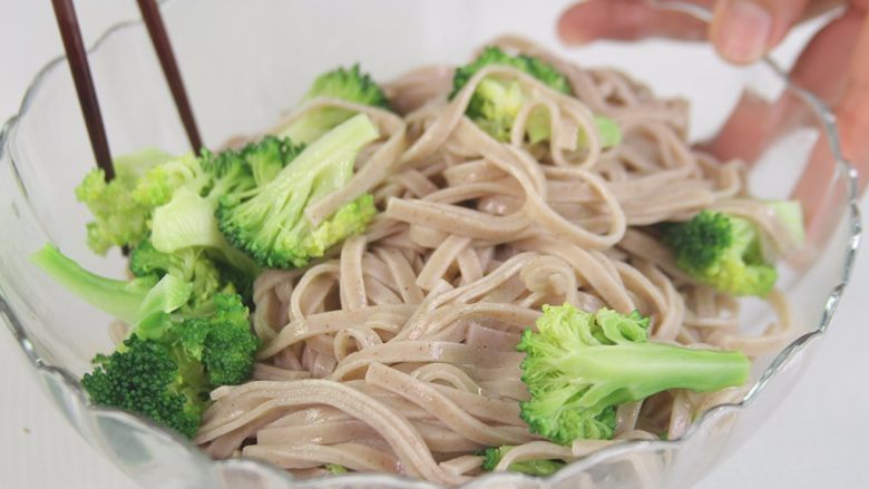 柠檬荞麦面,将面条和西兰花捞出用冷水冲洗直到看不到明显的淀粉控干水分。