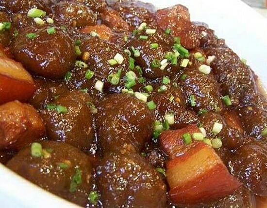 山粉圆子烧肉,盖上锅盖继续闷烧10分钟,揭盖撒上葱花因为本身有肉的鲜味,如果想更鲜点,可以适量放入鸡精。