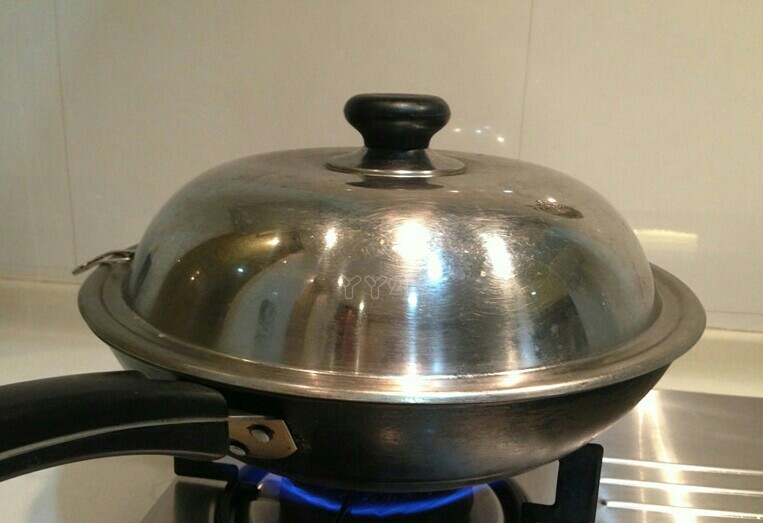 山粉圆子烧肉,盖上锅盖,小火焖20分钟,打开锅盖,此时圆子的颜色应该呈酱色,加入食盐和少量<a style='color:red;display:inline-block;' href='/shicai/ 10588'>糖</a>,用锅铲推动片刻,加速食盐溶解。