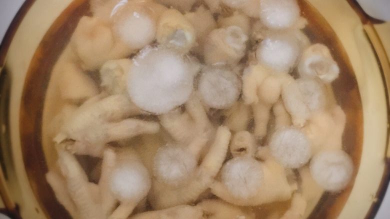 泡椒鸡爪,放入加了冰的冷水中浸泡。因为要做泡椒鸡爪,必须要让鸡爪快速降温
