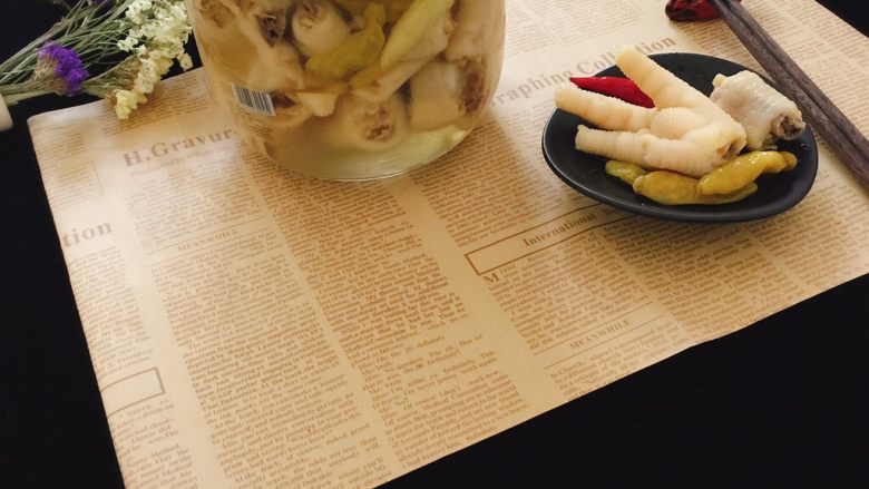 泡椒鸡爪,夏天的标配。吃不完的还是要盖上密封盖,冰箱冷藏,不然很容易坏的。