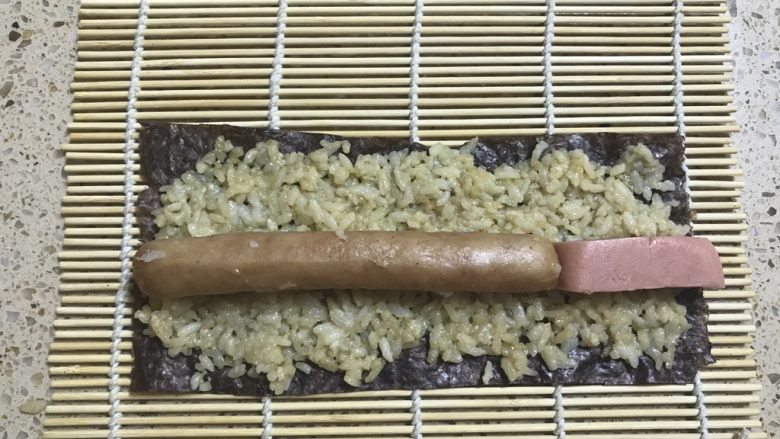 小熊寿司,上面放上香肠。