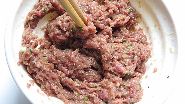 羊肉煎饺,用筷子朝一个方向搅拌,搅出韧劲,吃起来才有嚼劲