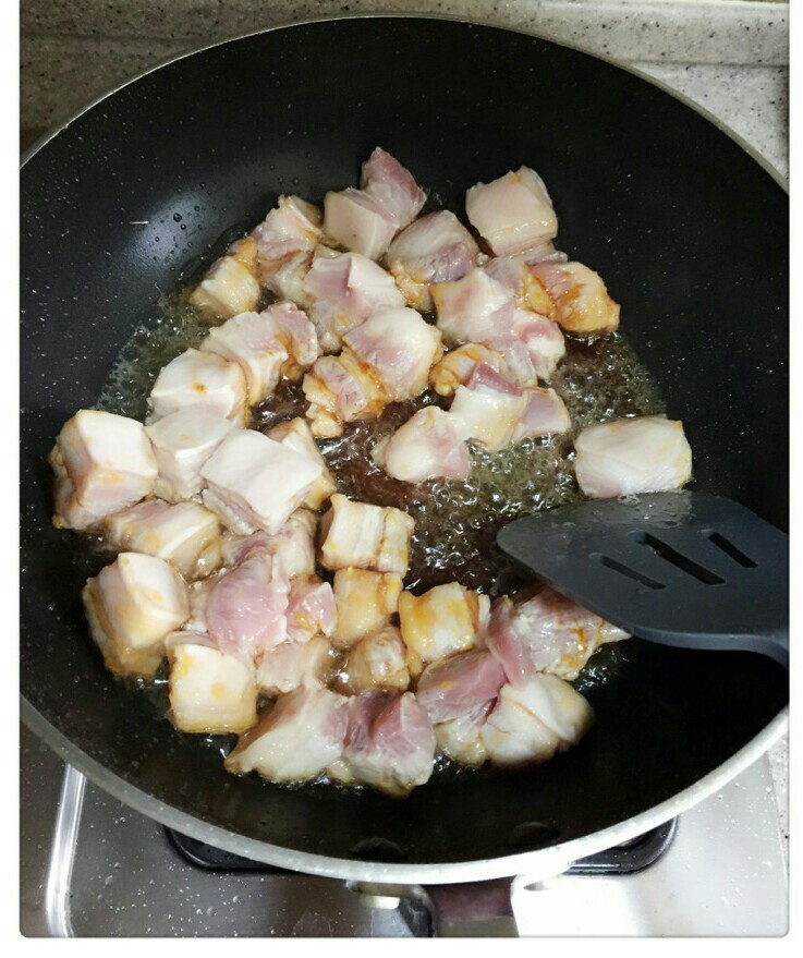 山粉圆子烧肉,把切好的五花肉,放进热锅中煸炒,爆出一定的油,之后再加<a style='color:red;display:inline-block;' href='/shicai/ 762'>老抽</a>翻炒,上色后加适量的水,淹过肉为止。