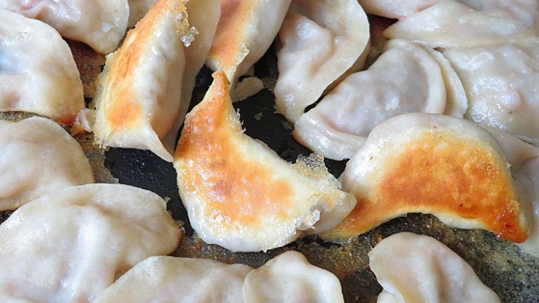 羊肉煎饺,所有都结锅巴后即可关火,初学做锅贴的亲,可以用电饼铛,比较好控制温度,