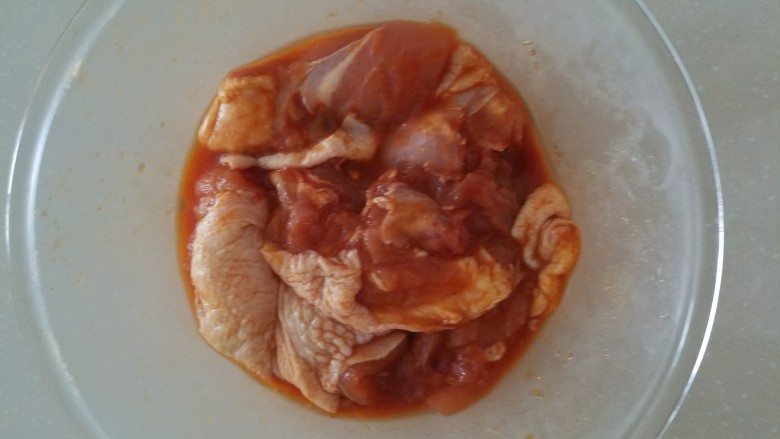 烤肉饭,半袋烤肉料倒入鸡肉中,少加点清水后给鸡肉做按摩,为的是让鸡肉更好的入味,然后放入冰箱冷藏一小时,我是头天晚上煨好,第二天早上吃,这样更入味。