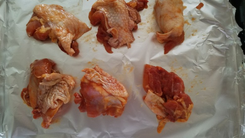 烤肉饭,烤盘垫上锡纸,烤箱预热200度,中层烤30分钟,中间翻一次面。