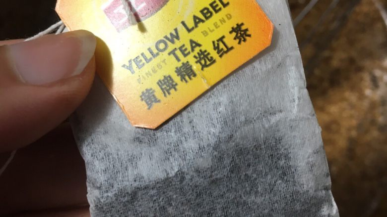 香甜枣泥糕,拆一包红茶，倒入粉末，再次搅匀