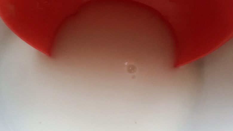 鸡丝豆脑,烧开后放少量淀粉,倒入锅内。