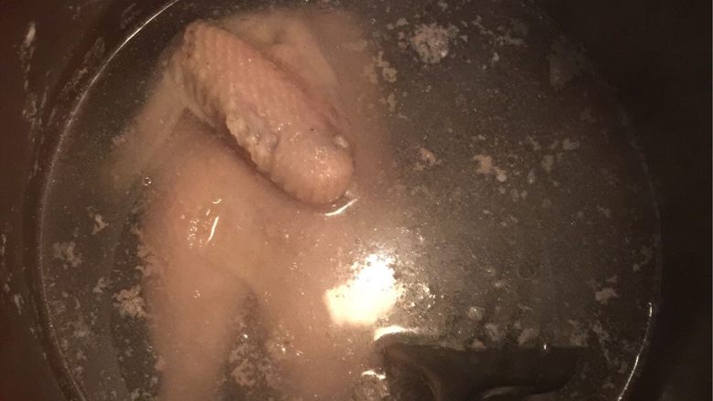 鸡丝豆脑,烧开,拿出温水洗净鸡身上的浮沫。