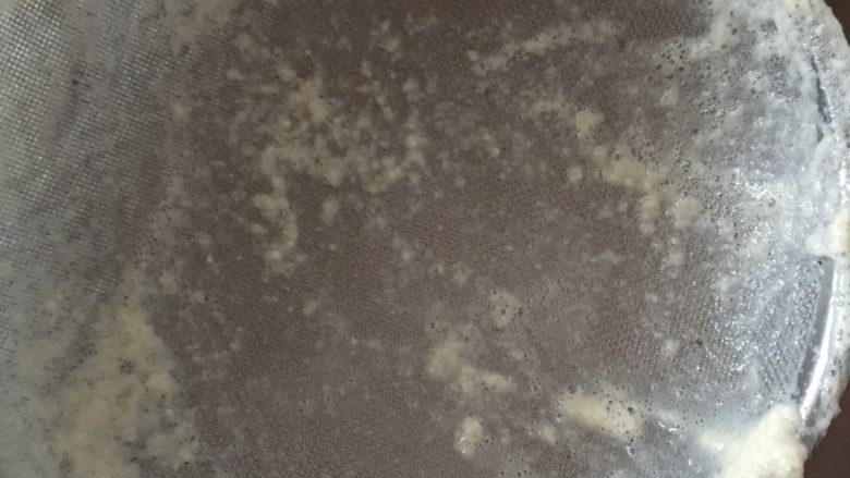 鸡丝豆脑,煮开之后,用筛网过筛一下。
