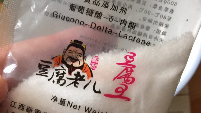 鸡丝豆脑,豆腐内脂3g用温开水30ml融化开倒进电饭煲里,过筛好的豆脑慢慢到进去。