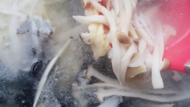 鸡丝豆脑,另起一锅倒入煮好的鸡汤,木耳、笋丝、蘑菇丝。