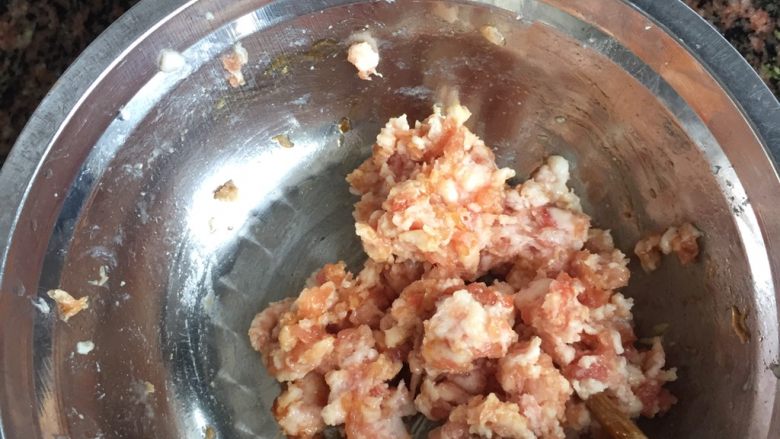 蒸丝瓜酿,准备肉末放调料腌制好!备用