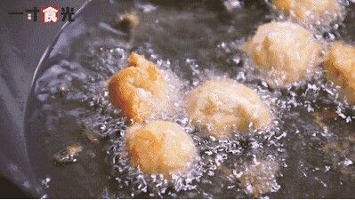 荔枝鸡肉球,热锅倒油，将肉泥汆成丸子状放入锅中，炸至金黄色捞出