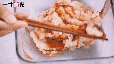 荔枝鸡肉球,<a style='color:red;display:inline-block;' href='/shicai/ 101'>鸡胸肉</a>剁成泥，肉泥中加入耗油、<a style='color:red;display:inline-block;' href='/shicai/ 134292'>白胡椒</a>粉、盐、淀粉拌匀