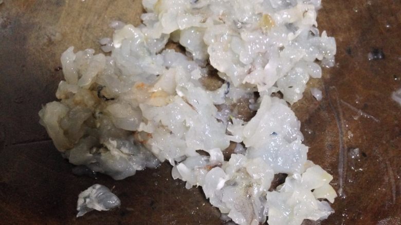 西葫芦鲜虾酿,用刀背把虾碾扁,稍微剁几刀