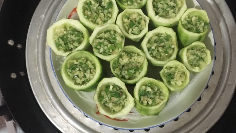 粉丝蒸蒜蓉丝瓜,上锅蒸4~5分钟(注意⚠️不要蒸得太软)