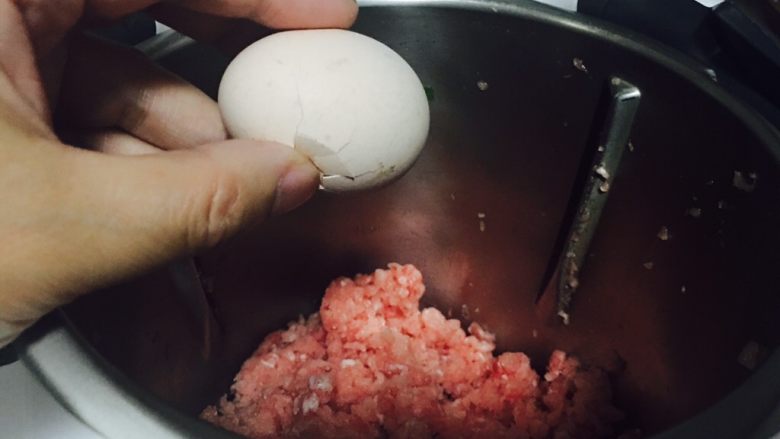 莲藕肉馅饺子,敲一下,左右手分别往外掰,蛋就进入主锅了。