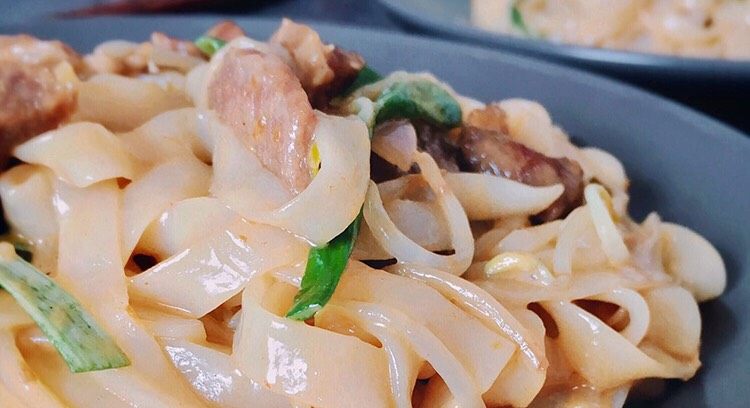 干炒牛河
,在做干炒牛河的过程中有几个要点:
1. 牛肉要提前腌够时间,这样才入味;
2. 第一次炒牛肉炒到7、8分熟就够,最后炒好的牛肉才会保持滑嫩的口感;