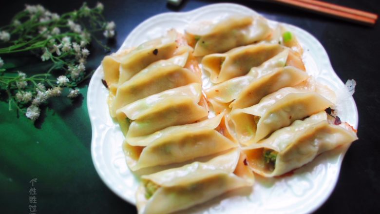 锅贴,色泽黄焦,鲜美溢口。