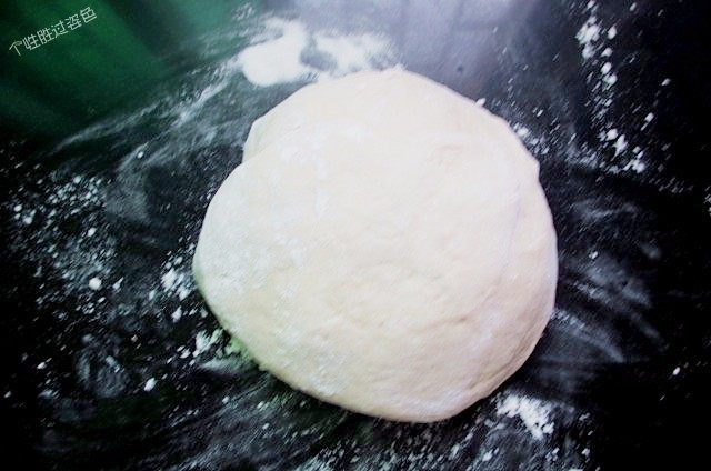 锅贴,将面粉与酵母兑好加入温水和成面团,醒15分钟