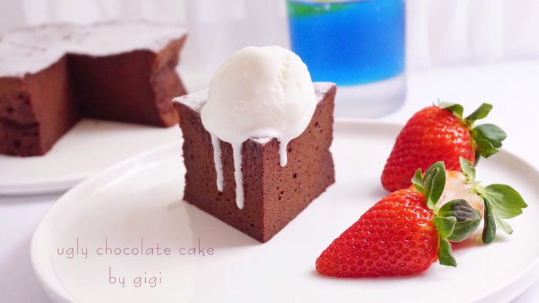 特濃巧克力蛋糕ugly chocolate cake,可以搭配莓果類水果食用 ps:推薦再加勺香草冰淇淋食用味道會更棒!