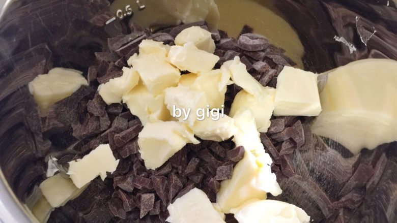 特濃巧克力蛋糕ugly chocolate cake,加入切小塊的黃油(室溫)